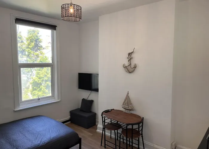 Room With Kitchenette And Shared Bathroom In The Centre