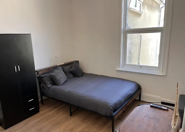 Room With Kitchenette And Shared Bathroom In The Centre