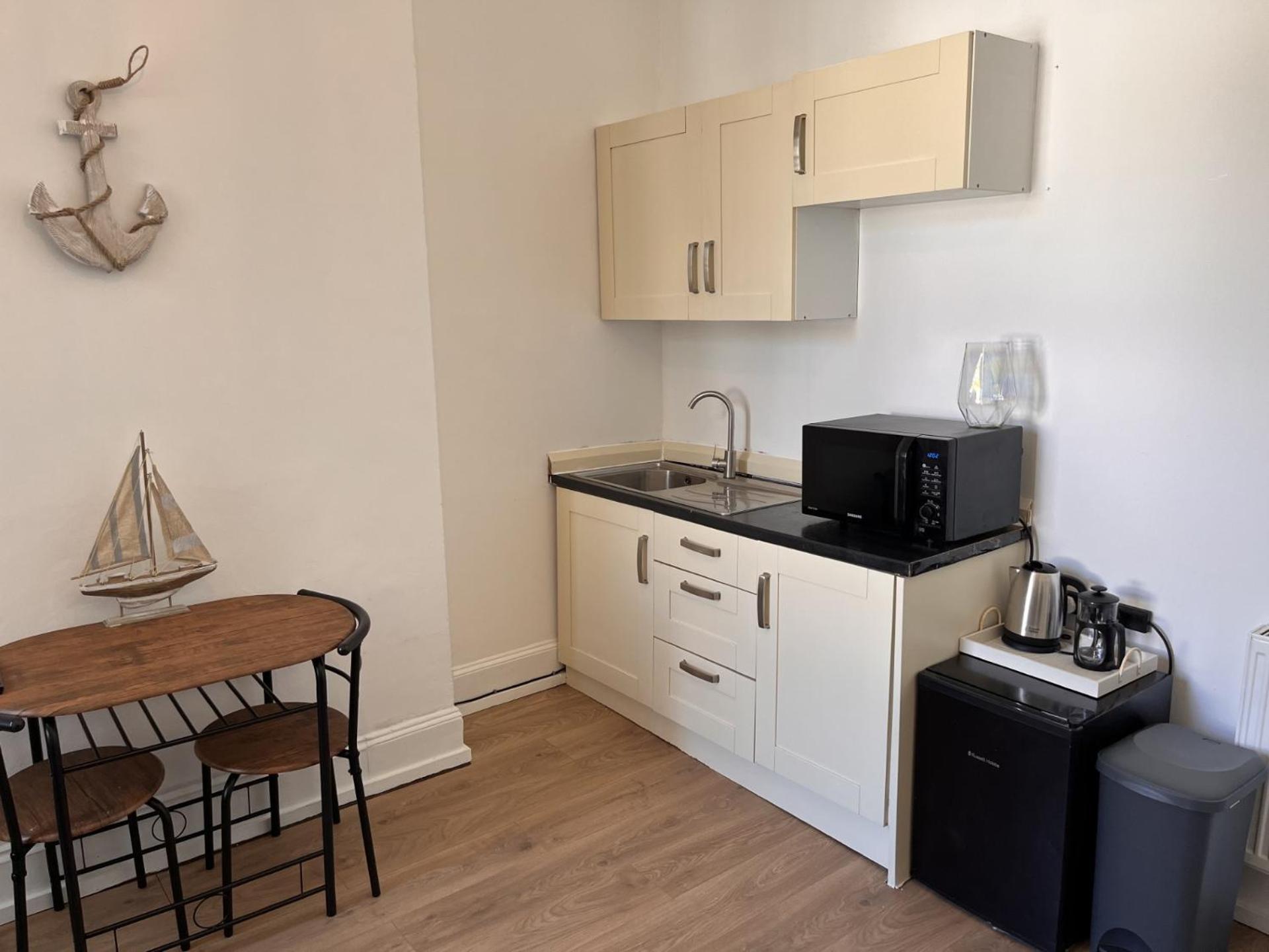 With Kitchenette And Shared Bathroom In The Centre Истбурн